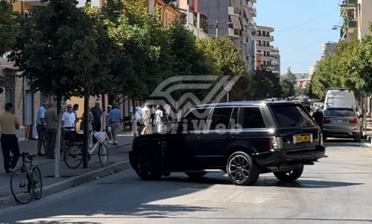 Tragjedi në Fier: Kalimtari përplasur nga makina, në rrezik për jetën dërgohet në spital.
