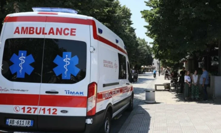 Tragjedi në Korçë/ 70-vjeçari hidhet nga kati i pestë i pallatit, ndërron jetë