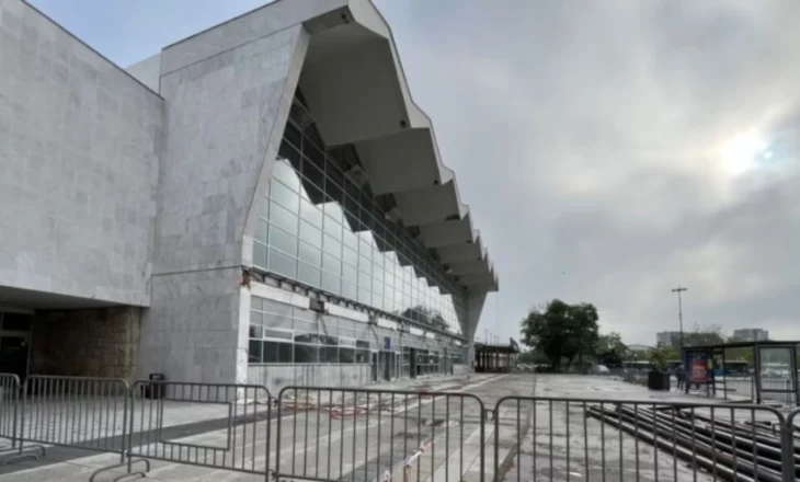 Tragjedia në stacionin hekurudhor të Novi Sadit, ish-ministrat dhe të dyshuarit e tjerë lihen në burg