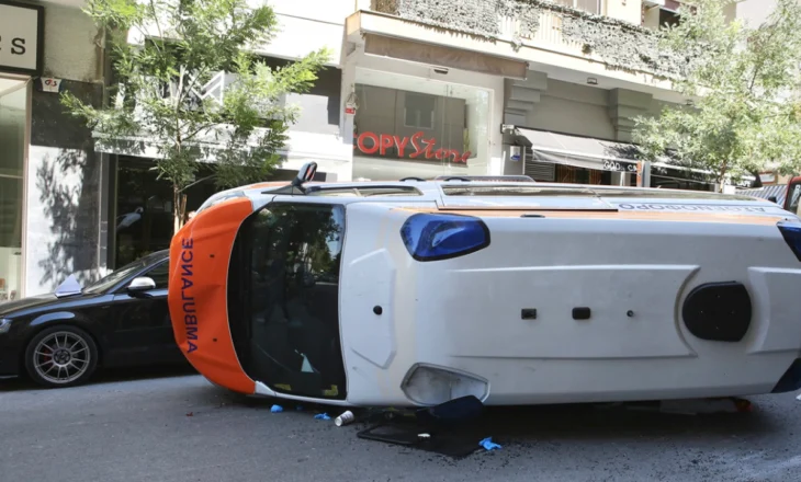 Tragjike në Greqi! Autoambulanca përmbyset rrugës për spital, ndërron jetë pacienti