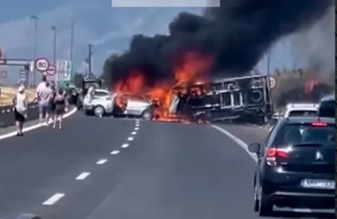 Tragjike/ Tre shqiptarë digjen brenda makinës në Greqi pasi u përplasën nga një kamion, një tjetër në gjendje të rëndë