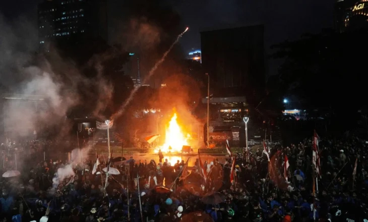 Trazira në Indonezi pas vdekjes së një shoferi gjatë protestave për pagat e deputetëve, policia në qendër të akuzave