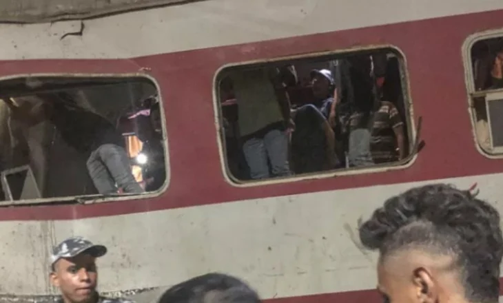 Treni me pasagjerë del nga shinat në Egjipt, viktima e të plagosur