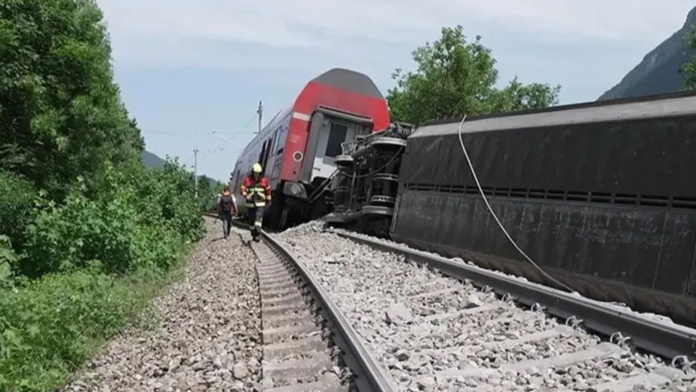 Treni përplaset me automjetin dhe del nga shinat, pasojat e aksidentit