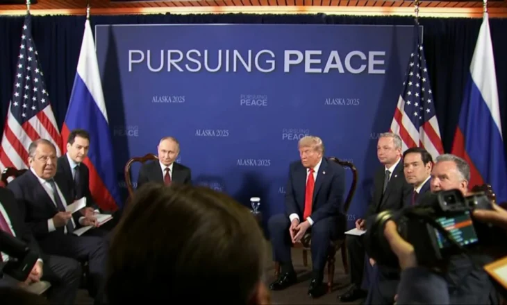 Trump dhe Putin të ulur bashkë, dalin fotot e para nga Samiti i Alaskës! Pse po bërtet Presidenti rus?!