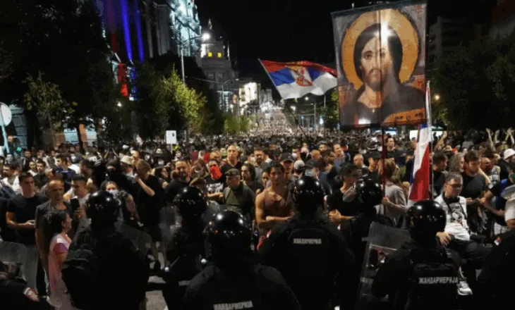 Tubimet e dhunshme në Serbi, mediat gjermane: Vuçiç paralajmëroi goditje ndaj protestuesve, por ‘mbylli sytë’ ndaj dhunës së mbështetësve të qeverisë