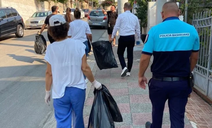 Turistë e qytetarë bashkohen vullnetarisht për të pastruar plazhet, kryeministri Rama ndan fotot: Me qytetari, angazhim e stil të bukur jetese