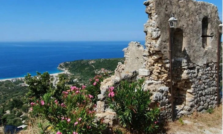 Turistët në Himarë: Kalaja të ofron panoramë mahnitëse