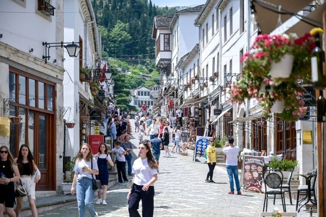 Turizmi, INSTAT: Vetëm 0.4% më shumë të huaj, shqiptarët ikin jashtë