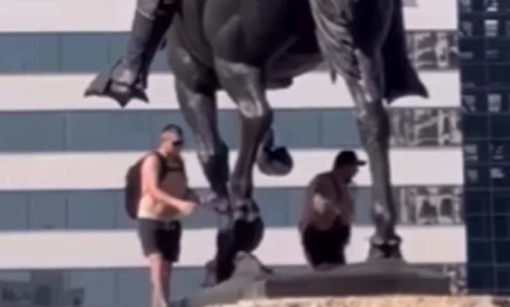 Turpëruese/ Turistët bëjnë veprime të papërshtatshme ndaj bustit të heroit kombëtar në Tiranë
