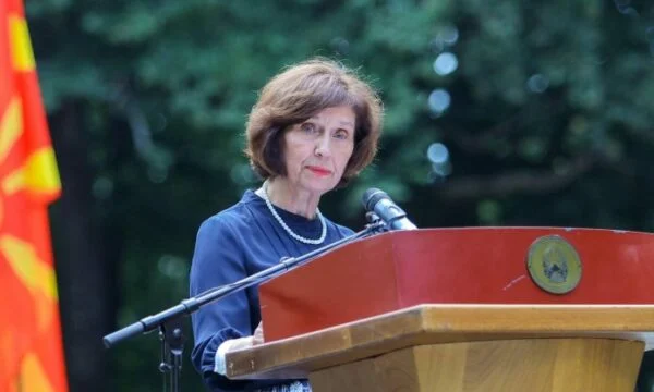 “Turpi bie mbi të githë ne”, presidentja e Maqedonisë së Veriut dënon ashpër thirrjet antishqiptare