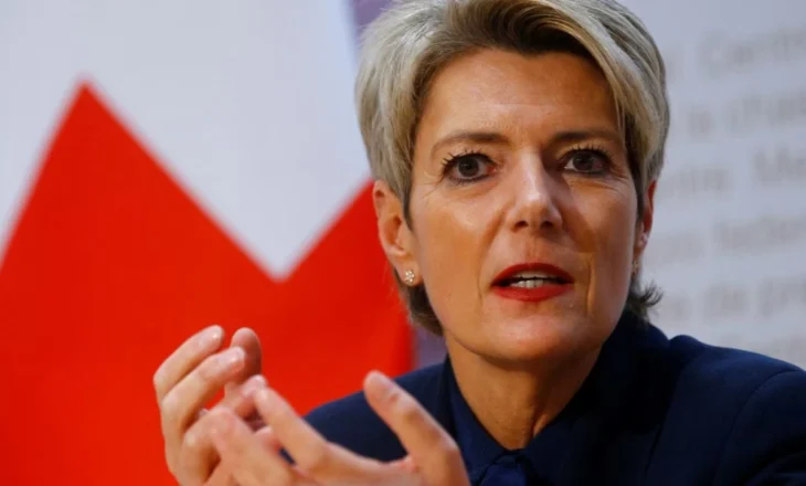 U bë kryefjalë e mediave botërore pasi nuk iu “gjunjëzua” Trumpit, kush është presidentja zvicerane?