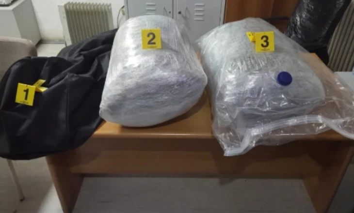 U drejton armë policëve të Kosovës në kufi, hedh çantën me drogë dhe largohet nga vendi i ngjarjes