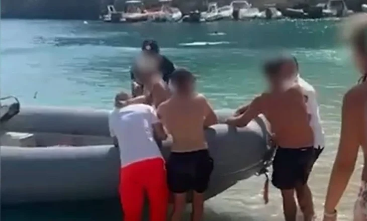U hodh në det nga një shkëmb i lartë, plagoset i mituri në Vlorë