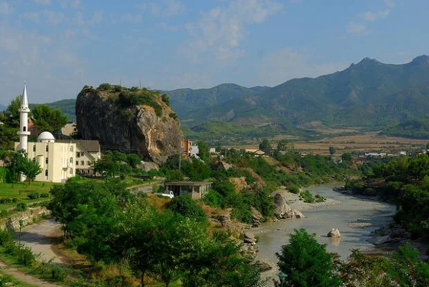 U hodh nga shkëmbi bashkë me foshnjën/Cila është historia legjendë e gurit të Përmetit