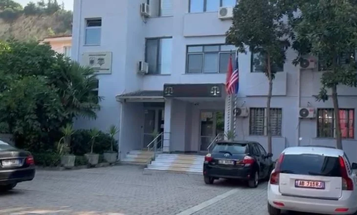 U kapën me Flodian Plakun, sot dalin për masë sigurie në Gjykatën e Vlorës 3 personat që ndihmuan “Pole Qorrin”