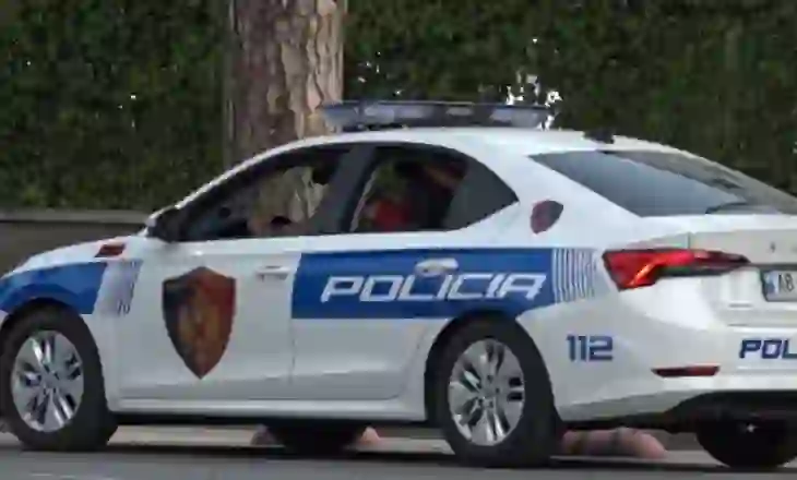 U konfliktuan në rrjete sociale, tre të rinj i shkojnë në shtëpi 21-vjeçarit dhe e dhunojnë me shishe, i këpusin njërin vesh
