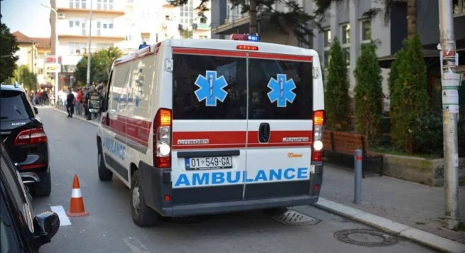 U lënduan nga një mjet i mprehtë, përfundojnë në spital dy persona në Prishtinë