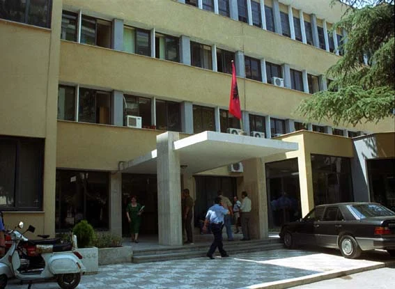 U prezantuan si Erion Veliaj për t’i zhvatur ndërtuesit 70 mijë euro, dënohen për mashtrim