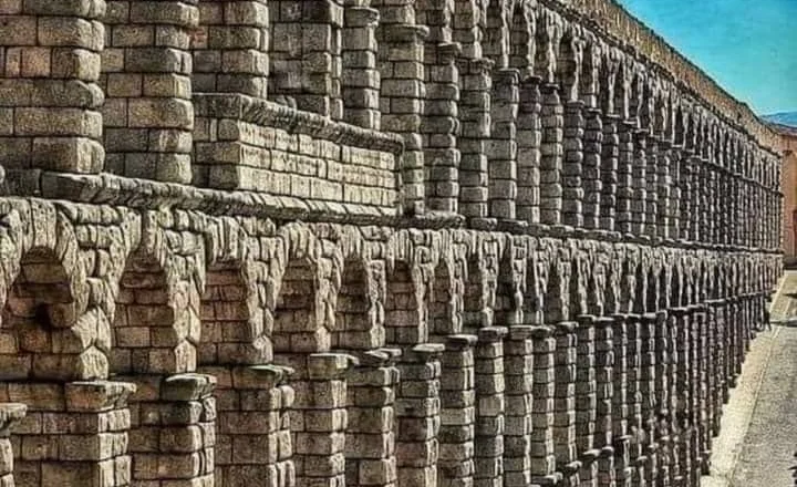 Ujësjellësi i madh romak i ndërtuar në Segovia, Spanjë, nga perandori romak Trajan