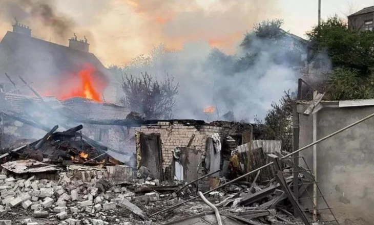 Ukraina feston Ditën e Pavarësisë ndërsa sulmet ruse vazhdojnë
