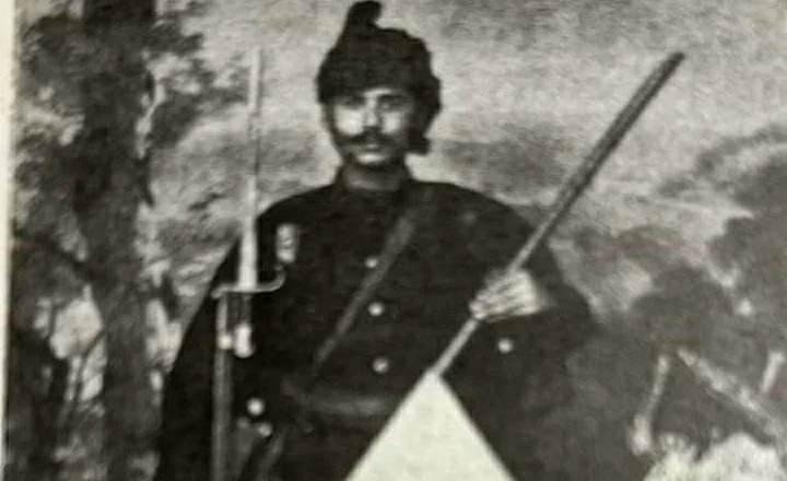 Ushtari shqiptar në Perandorinë Osmane me flamurin e Malit të Zi të vendosur kokë-poshtë (Foto)