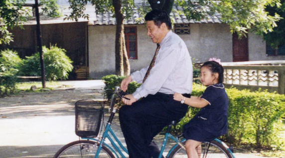 Vajza e Xi Jinping shfaqet për herë të parë në darkën me Lukashenkon (por u fshinë të gjitha fotot), sinjal për Uashingtonin?