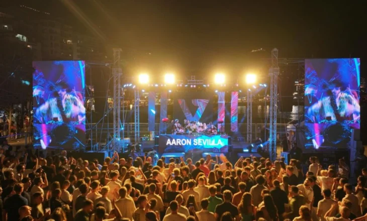 “Vala Fest” turistët e huaj dhe pushuesit mbushin shëtitoren në Sarandë