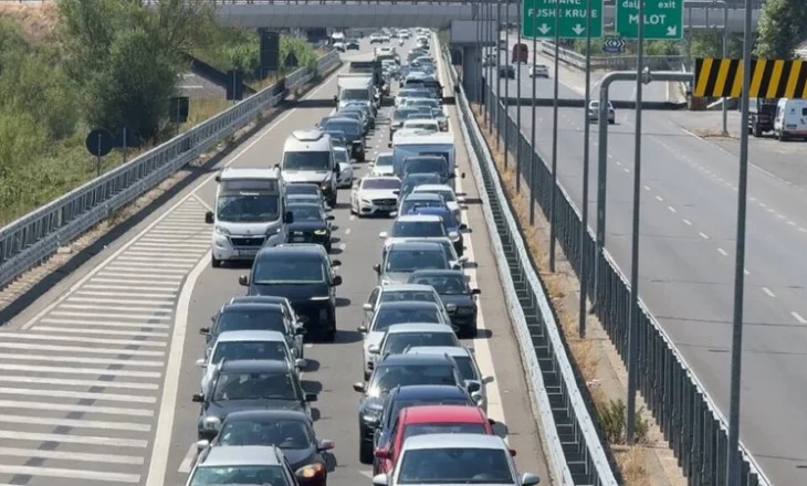 Vapa “përvëluese” nxit pushuesit të dynden drejt bregdetit, radhë kilometrike automjetesh në aksin rrugor Laç–Lezhë