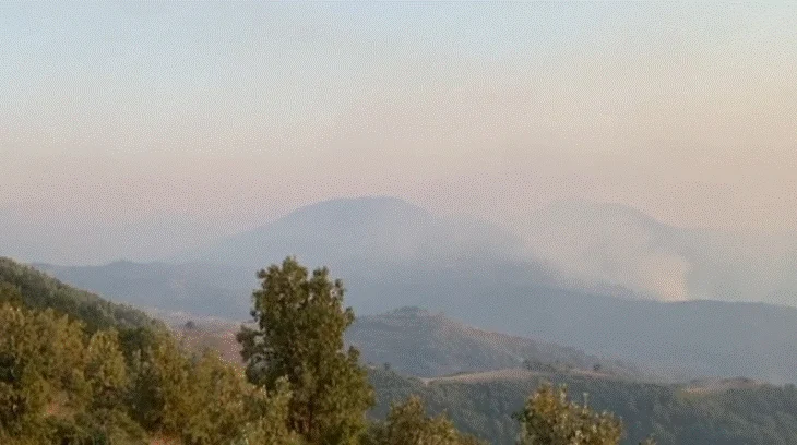 Vatër e rrezikshme zjarri në Terpan dhe Plashnik, evakuohen banorët në lagjen Rexhaj! Zona mbulohet nga tymi dhe flakët