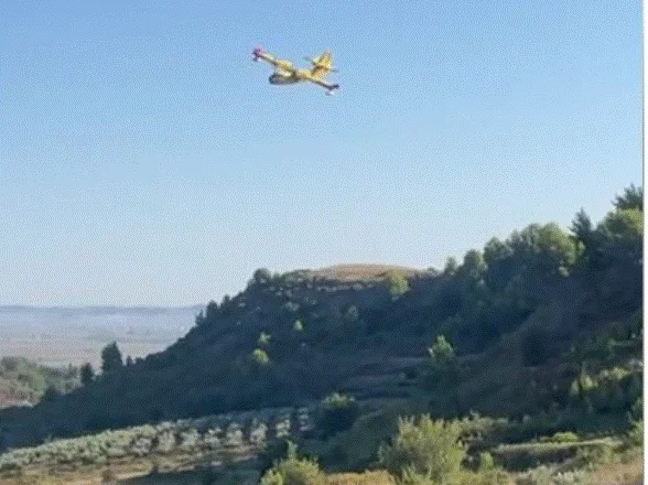 Vatra e zjarrit në Synej të Rrogozhinës/ Avioni kroat ndërhyn për neutralizimin e flakëve