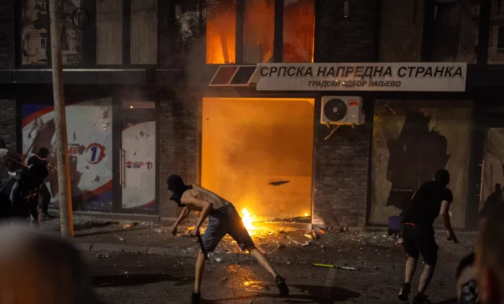 Vazhdojnë përleshjet mes protestuesve dhe policisë në tri qytete serbe