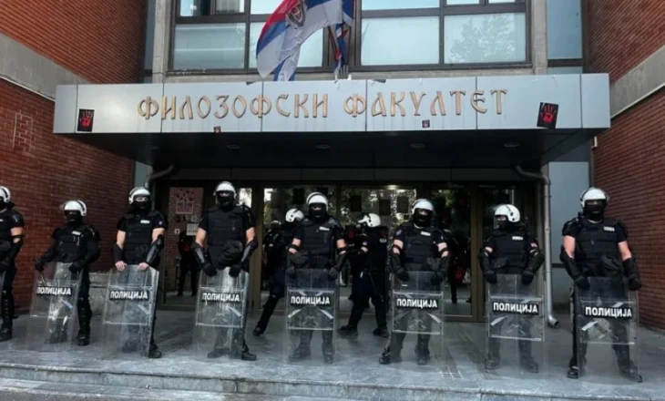 Vazhdojnë protestat e përnatshme në Novi Sad: Rritet tensioni para Fakultetit të Filozofisë