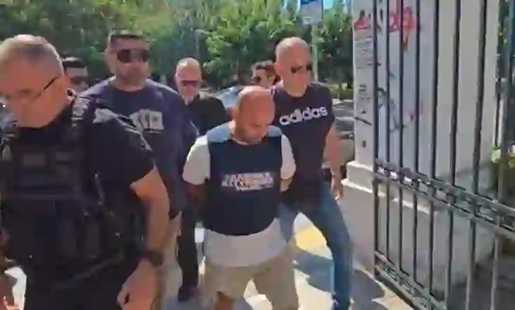 VD- “Ajo më tradhtonte…”/ Nuk shfaqi pendesë për krimin makabër, 40-vjeçari mbërrin në gjykatë i rrethuar nga policia