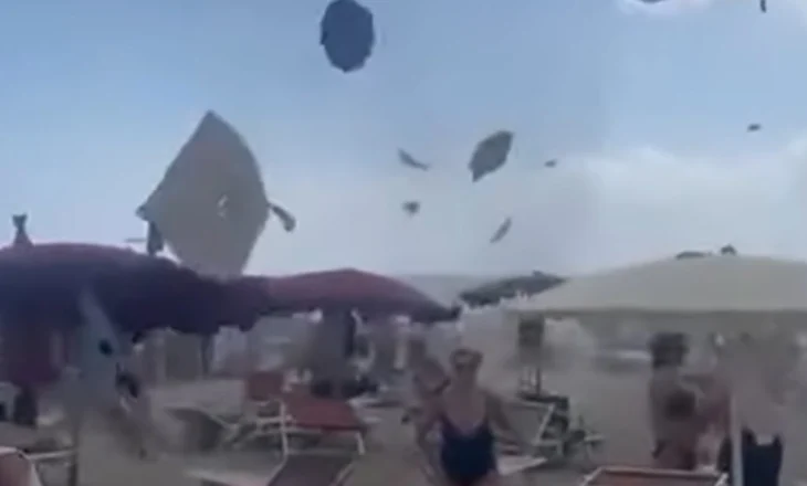 VD-“Çmendet” moti në Itali! Tornado “fluturon” çadrat në ajër, pushuesit largohen të tmerruar