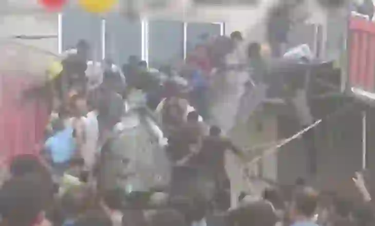 VD- Kaos në Gaza/ “Luftë” për një pako ushqime, ballkoni shembet dhe zë poshtë turmat e palestinezëve