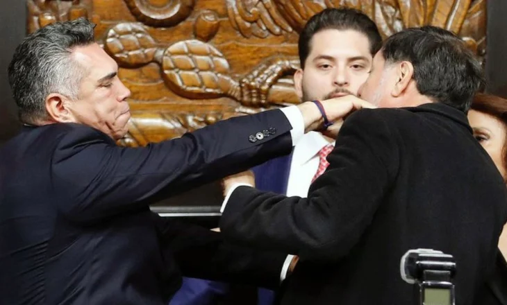 VD- Parlamenti i Meksikës kthehet në arenë boksi, ‘plas’ grushti mes dy senatorëve