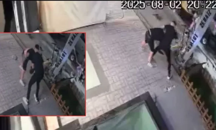 VD- Të rinjtë sherr me thika në Vlorë, një vajzë tenton t’i ndajë, por s’ja del dot!