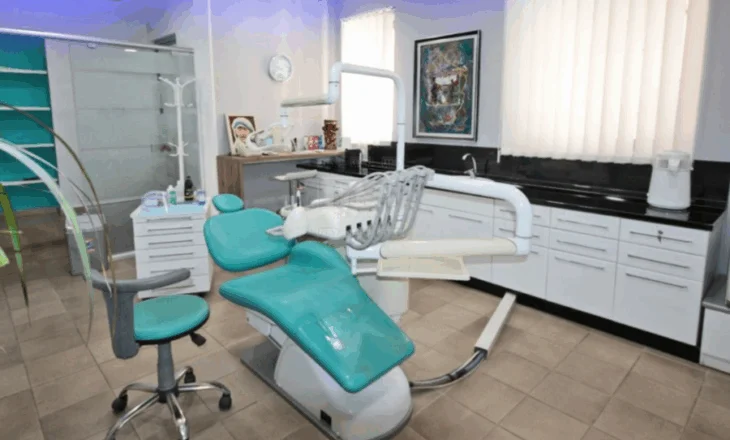 Vdekja e 59-vjeçarit pas kontrollit në klinikë, Policia nis hetimet për dentistin në Devoll