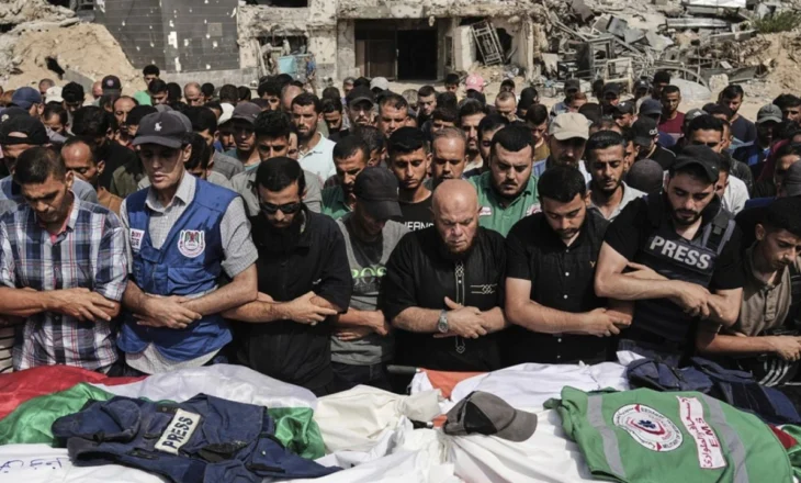 Vdekja e gazetarit të Al Jazeera-s në Gaza, qytetarët i japin lamtumirën 28-vjeçarit, dërgohet drejt banesës së fundit