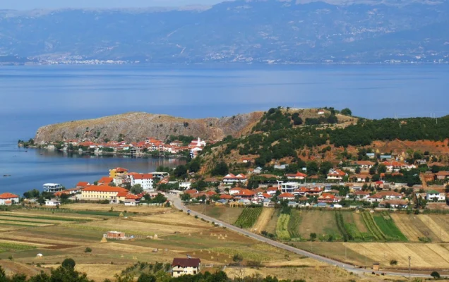 Vendbanimi palafit më i vjetër në Evropë, shtohen turistët në fshatin e Linit