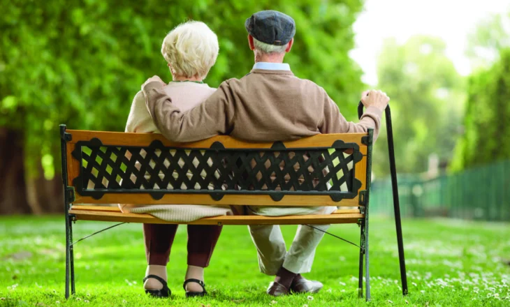 Vështirësohet pleqërimi, thellohet hendeku mes pagave dhe pensioneve