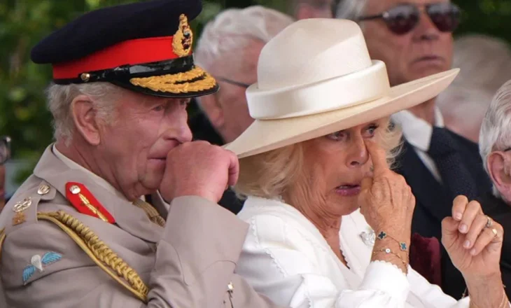 Veterani 104-vjeçar emocionon Mbretin Charles dhe Camilla-n, lot gjatë përkujtimit të Luftës së Dytë Botërore