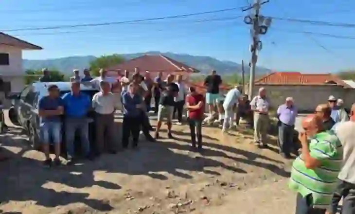 VIDEO/ 30 vjet pa ujë… Banorët e Zvezdës ngrihen në protestë: Cilësia e punimeve të ujësjellësit është skandaloze!