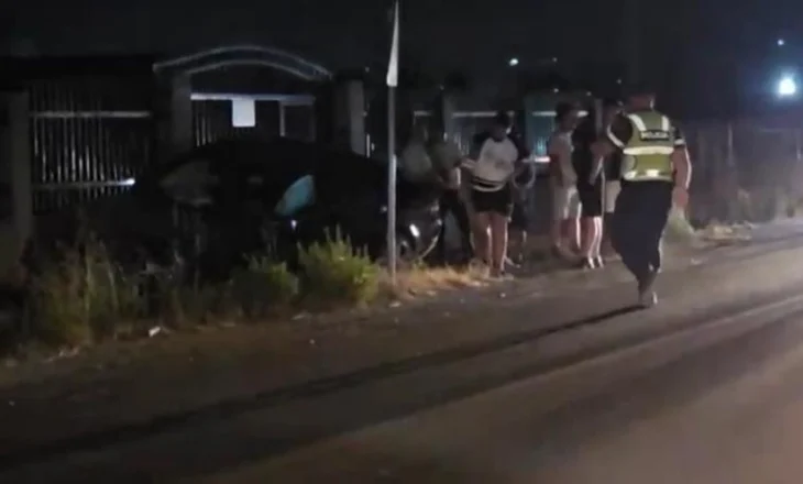 VIDEO/ Aksident në Fier, dy makina përplasen me njëra-tjetrën