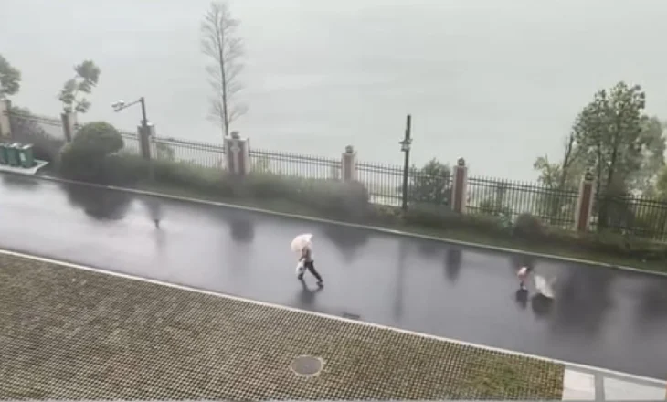 Video/ Babai e lë vajzën e tij në mes të stuhisë në Kinë që ajo të shpëtojë veten