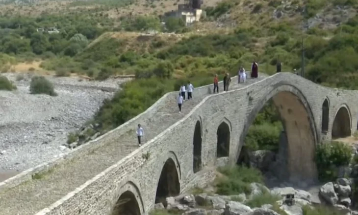VIDEO/ Beci: Turistët e huaj të befasuar nga tradita, historia dhe monumentet e kulturës në Shkodër