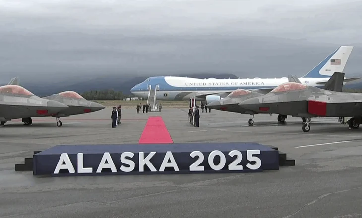 VIDEO/ Donald Trump mbërrin i pari në Alaskë, samiti me Putin nis në orën 21:00