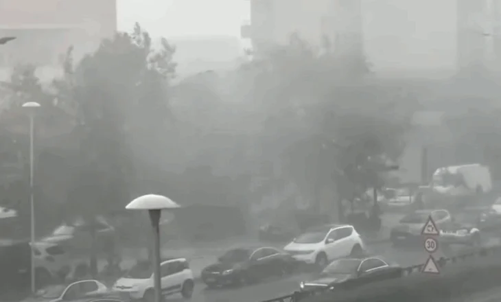 (VIDEO) E papritur, stuhi të forta ere dhe shiu godasin Vlorën!