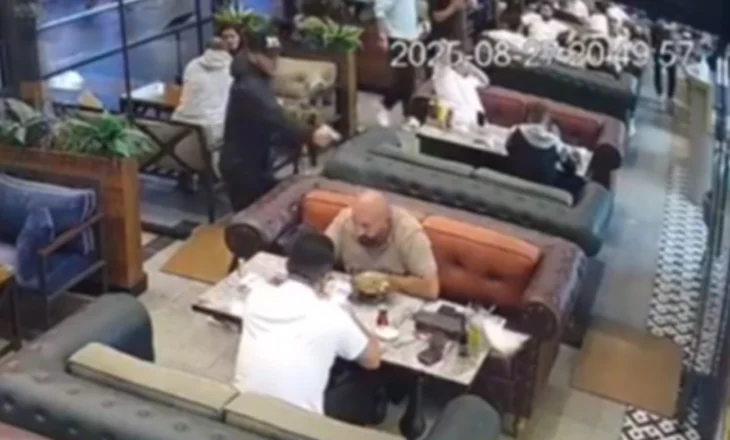 Video/ E rëndë në Turqi, 17-vjeçari qëllon me armë në mes të lokalit ish-presidentin e ekipit të futbollit